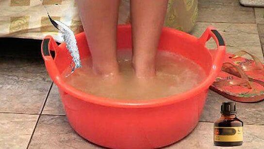 Prendre un bain chaud avec de l'iode est l'une des étapes du traitement des mycoses des ongles des pieds. 