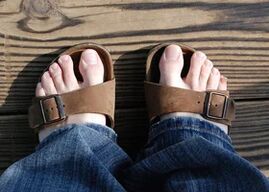 Pieds sains dans les sandales
