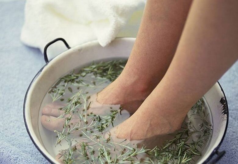 Bain avec décoction d'herbes pour mycose des ongles des pieds