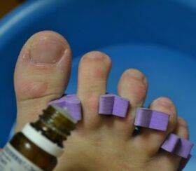 Préparation pour le traitement des ongles avec des gouttes antifongiques