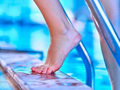 Une infection fongique des ongles des pieds peut survenir dans les piscines